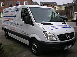 Mercedes-Sprinter der Kanaltechnik Schommer mit Firmenbeschriftung