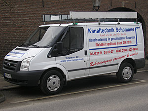 Einsatzfahrzeug mit Aufschrift „Kanalsanierung in geschlossener Bauweise“ und Dichtheitsprüfung