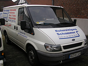 Servicefahrzeug mit der Beschriftung „Rohrreinigung Schommer“