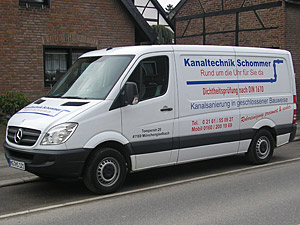 Kastenwagen der Kanaltechnik Schommer am Einsatzort in Mönchengladbach