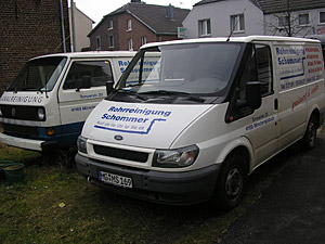 Zwei Einsatzfahrzeuge der Rohrreinigung Schommer nebeneinander