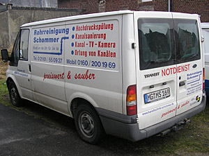 Heckansicht des Notdienstfahrzeugs mit Leistungsübersicht: Hochdruckspülung, Kanalsanierung, Kanal-TV-Kamera, Ortung